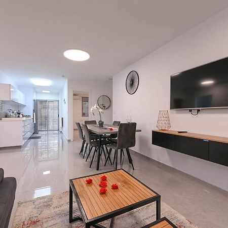 Rafael's Penthouse: 3-Bedroom Retreat with Terrace Bet She'an Exterior photo