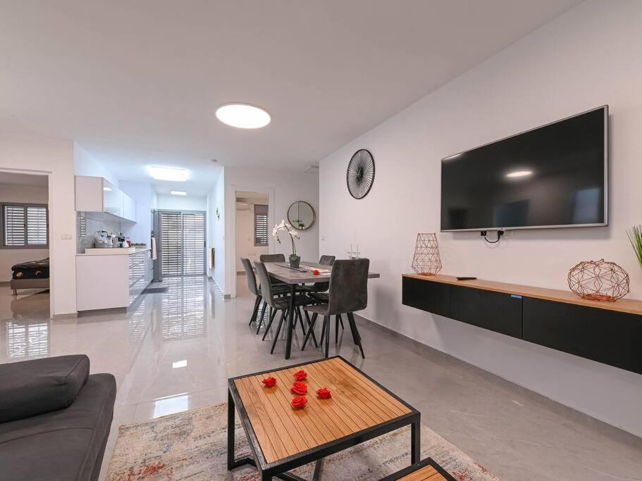 Rafael's Penthouse: 3-Bedroom Retreat with Terrace Bet She'an Exterior photo