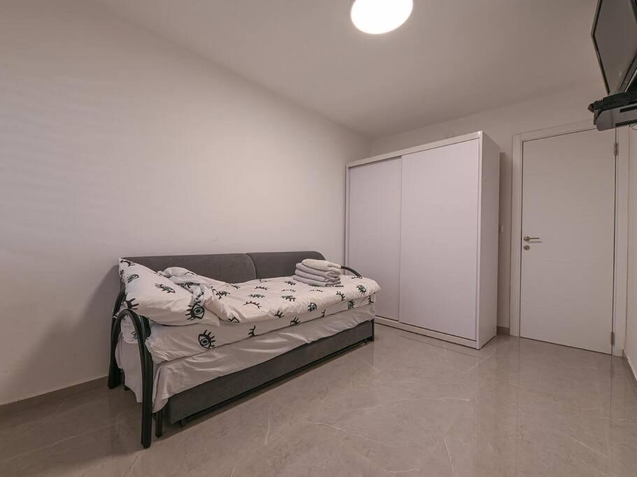 Rafael's Penthouse: 3-Bedroom Retreat with Terrace Bet She'an Exterior photo