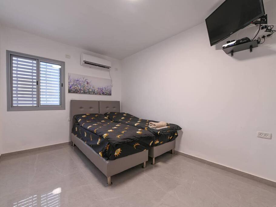 Rafael's Penthouse: 3-Bedroom Retreat with Terrace Bet She'an Exterior photo