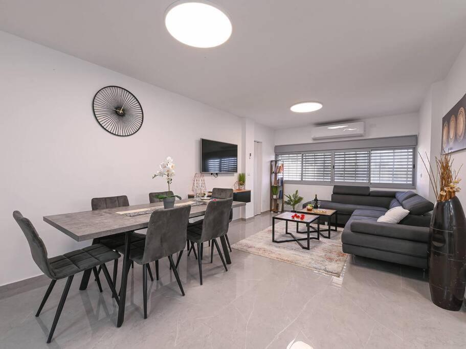 Rafael's Penthouse: 3-Bedroom Retreat with Terrace Bet She'an Exterior photo