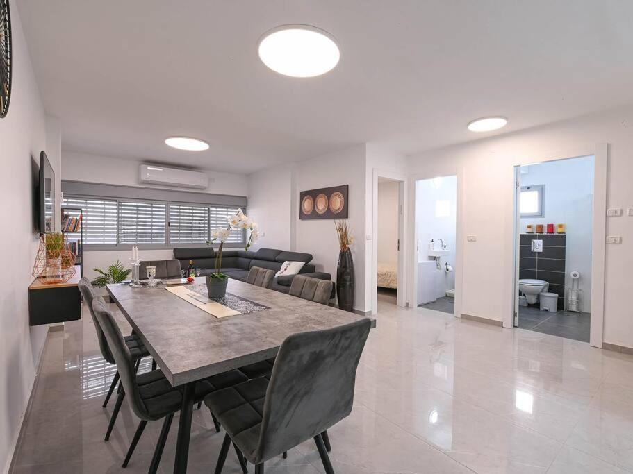 Rafael's Penthouse: 3-Bedroom Retreat with Terrace Bet She'an Exterior photo
