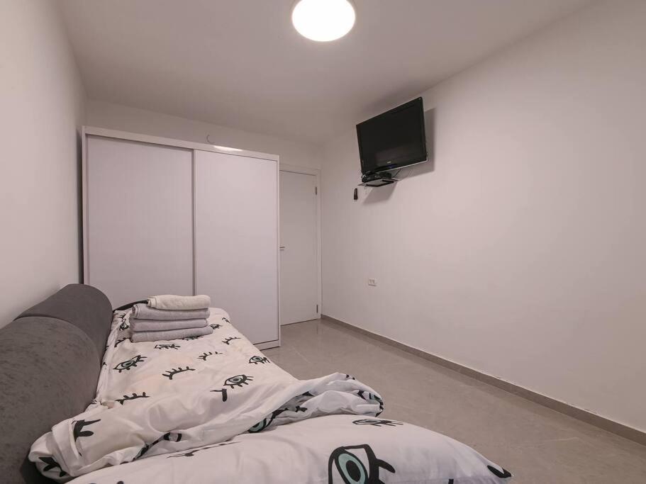 Rafael's Penthouse: 3-Bedroom Retreat with Terrace Bet She'an Exterior photo