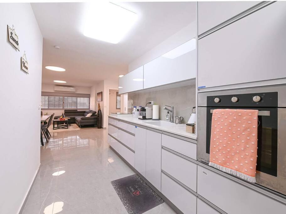 Rafael's Penthouse: 3-Bedroom Retreat with Terrace Bet She'an Exterior photo