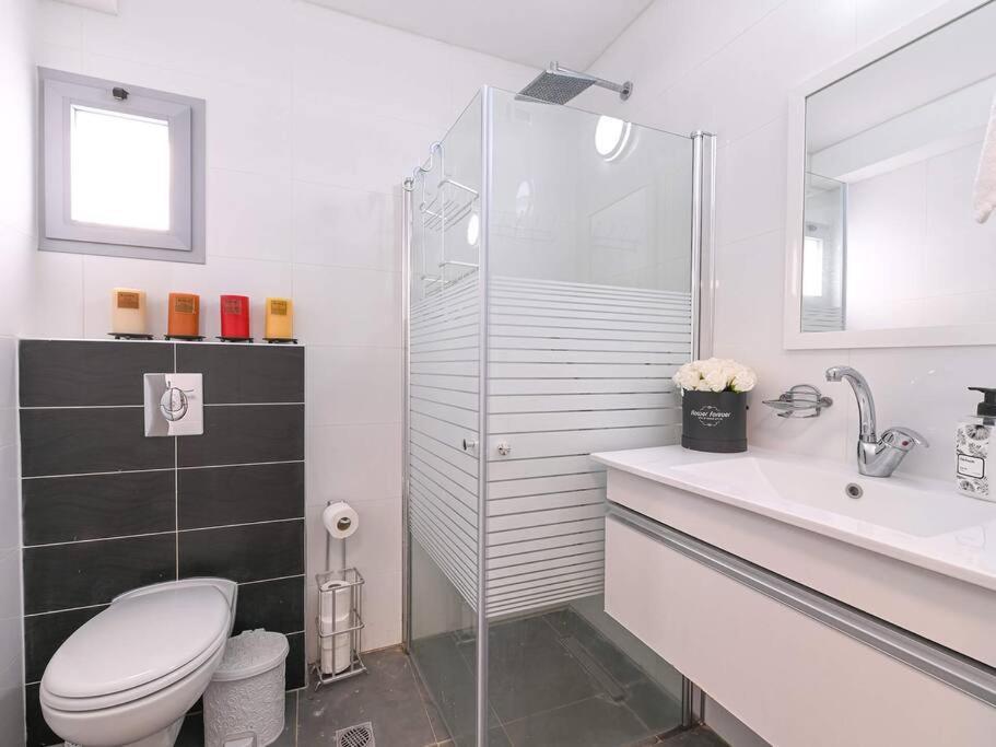 Rafael's Penthouse: 3-Bedroom Retreat with Terrace Bet She'an Exterior photo
