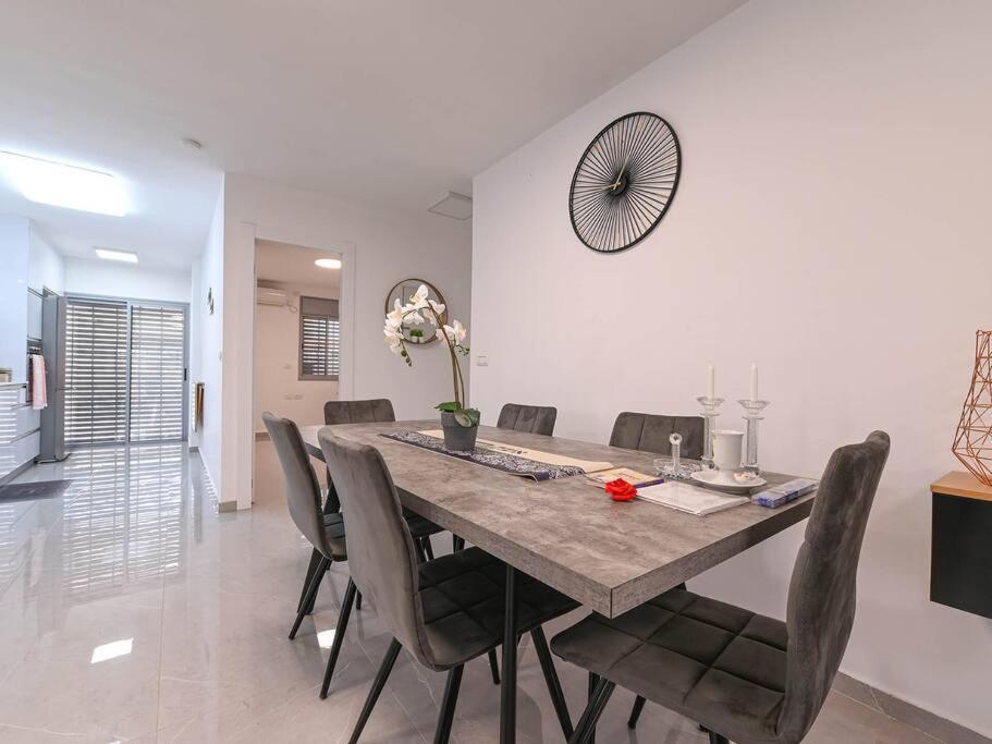 Rafael's Penthouse: 3-Bedroom Retreat with Terrace Bet She'an Exterior photo