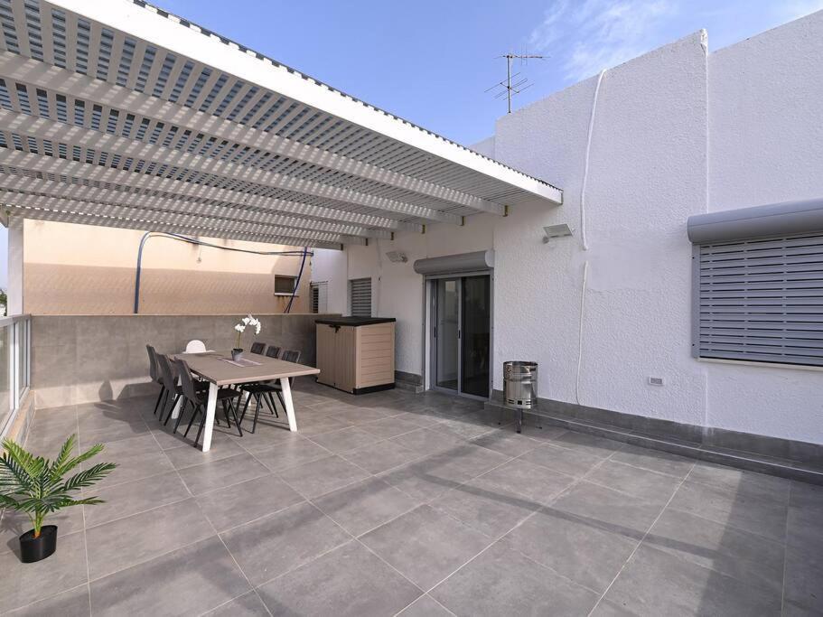 Rafael's Penthouse: 3-Bedroom Retreat with Terrace Bet She'an Exterior photo